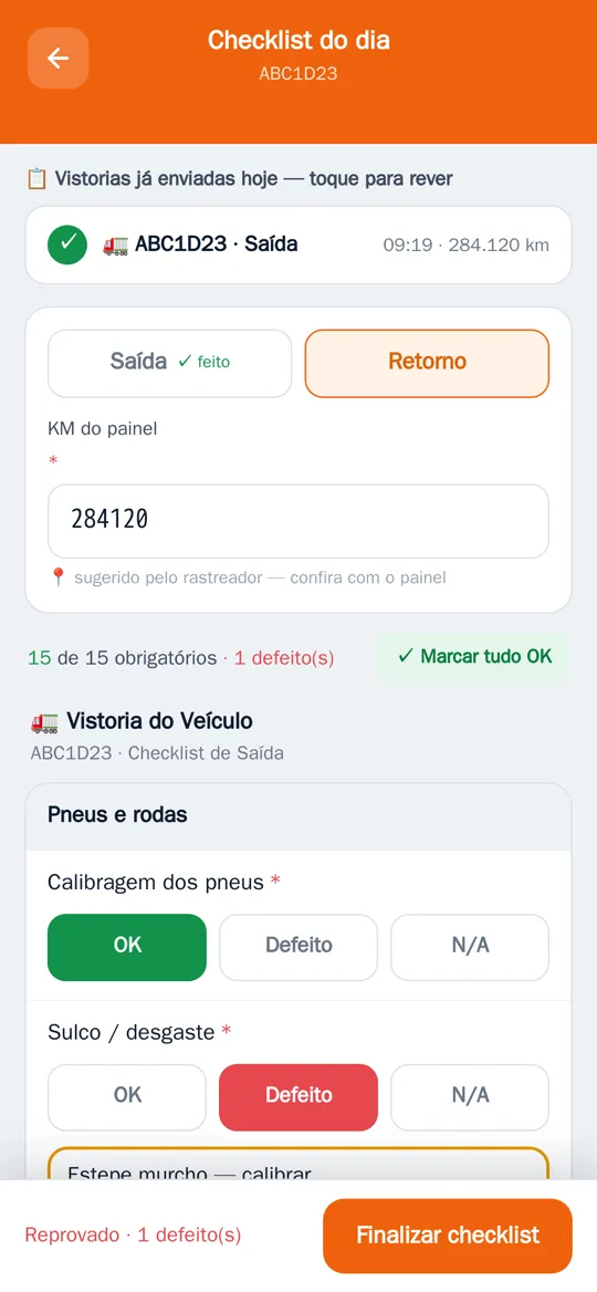 Checklist no celular do motorista: cada item do veículo marcado como OK ou com defeito
