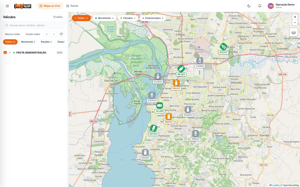 Painel no computador: mapa com todos os veículos da frota e a lista ao lado