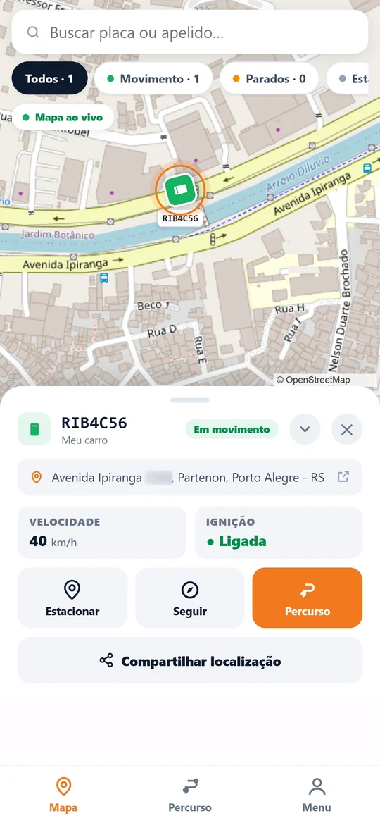 App do cliente no celular: o veículo no mapa, com endereço, velocidade e ignição ligada