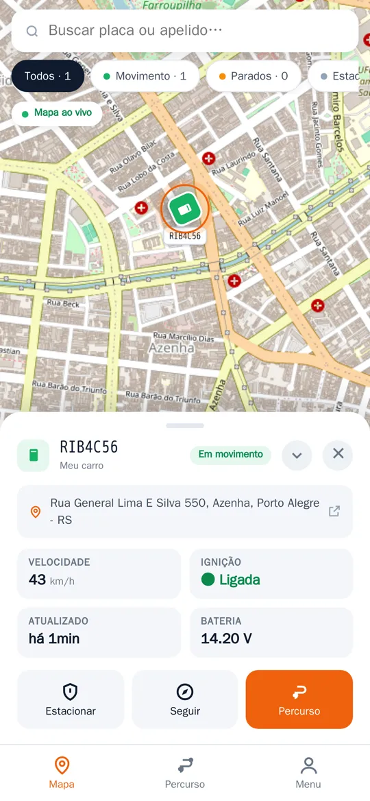 App do cliente no celular: o veículo no mapa, com endereço, velocidade e ignição ligada